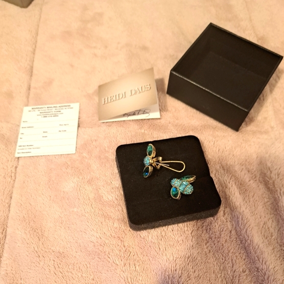 Heidi Daus ๐ Beeutiful Earrings Nwt/box - Picture 2 of 6